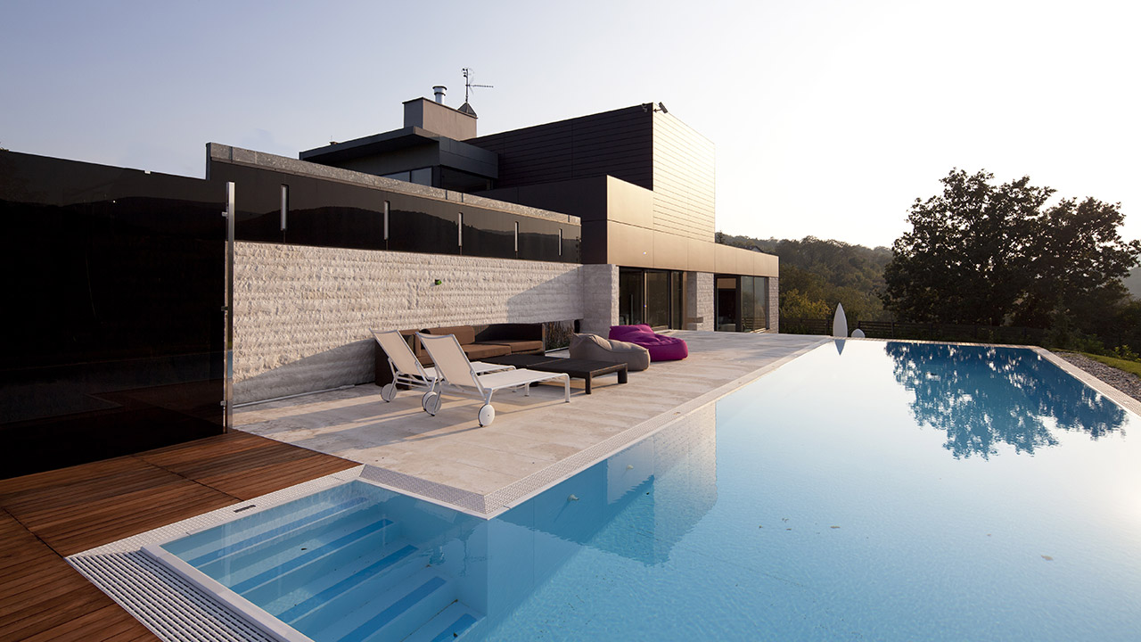 5-things-to-consider-when-buying-a-luxury-home-featured