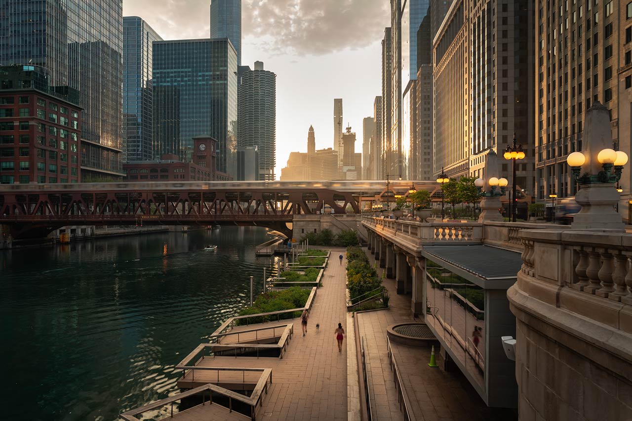 Photo of a beautiful downtown Chicago morning along the river