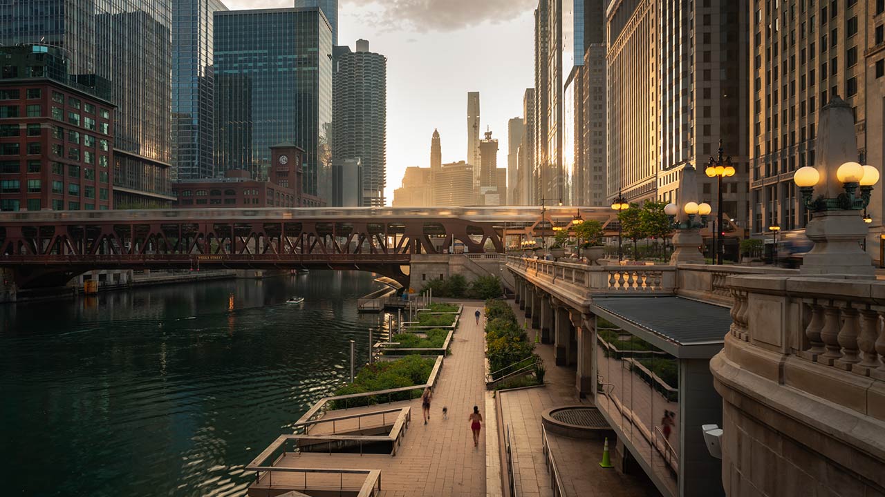 Photo of a beautiful downtown Chicago morning along the river