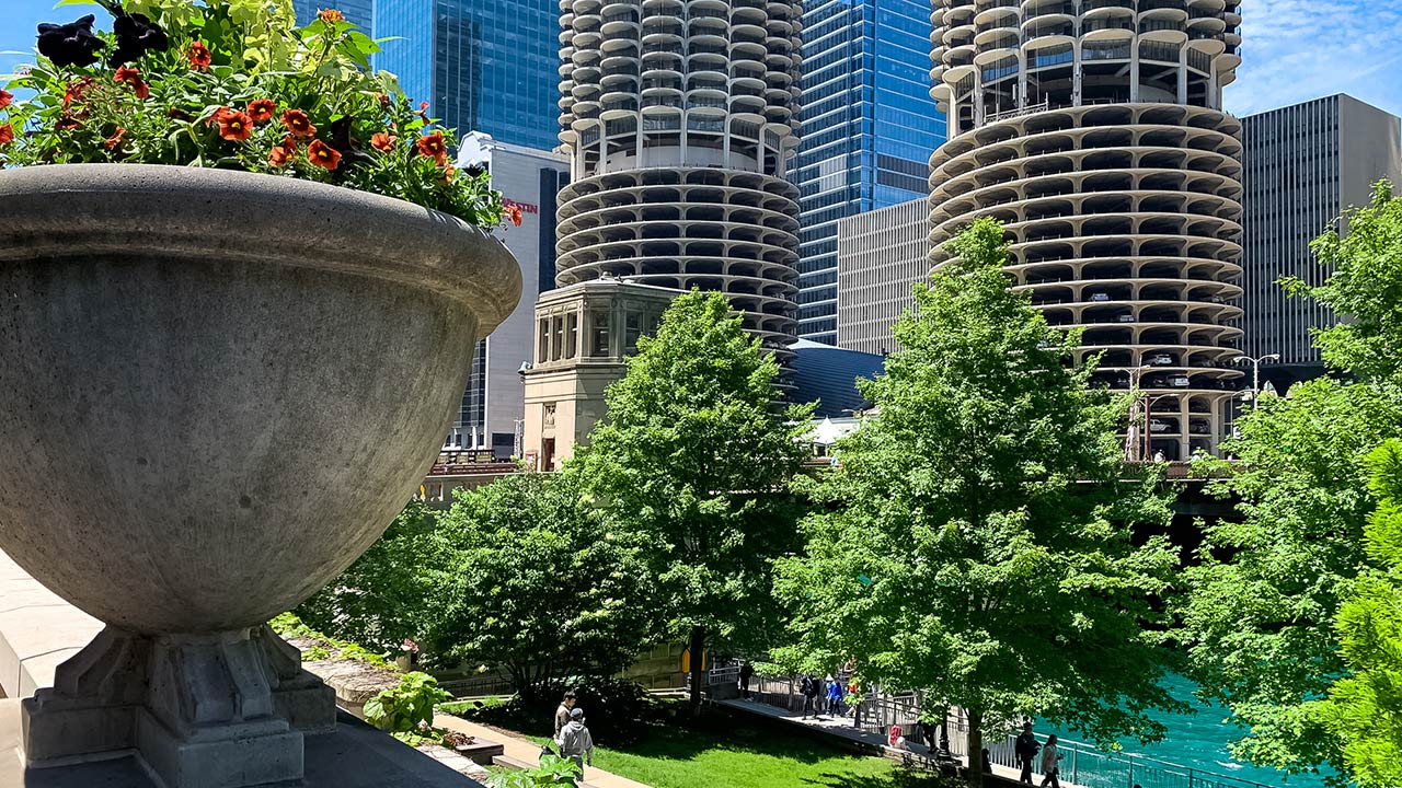 Neighborhood News Strolling the history of Chicago’s Riverwalk Dean