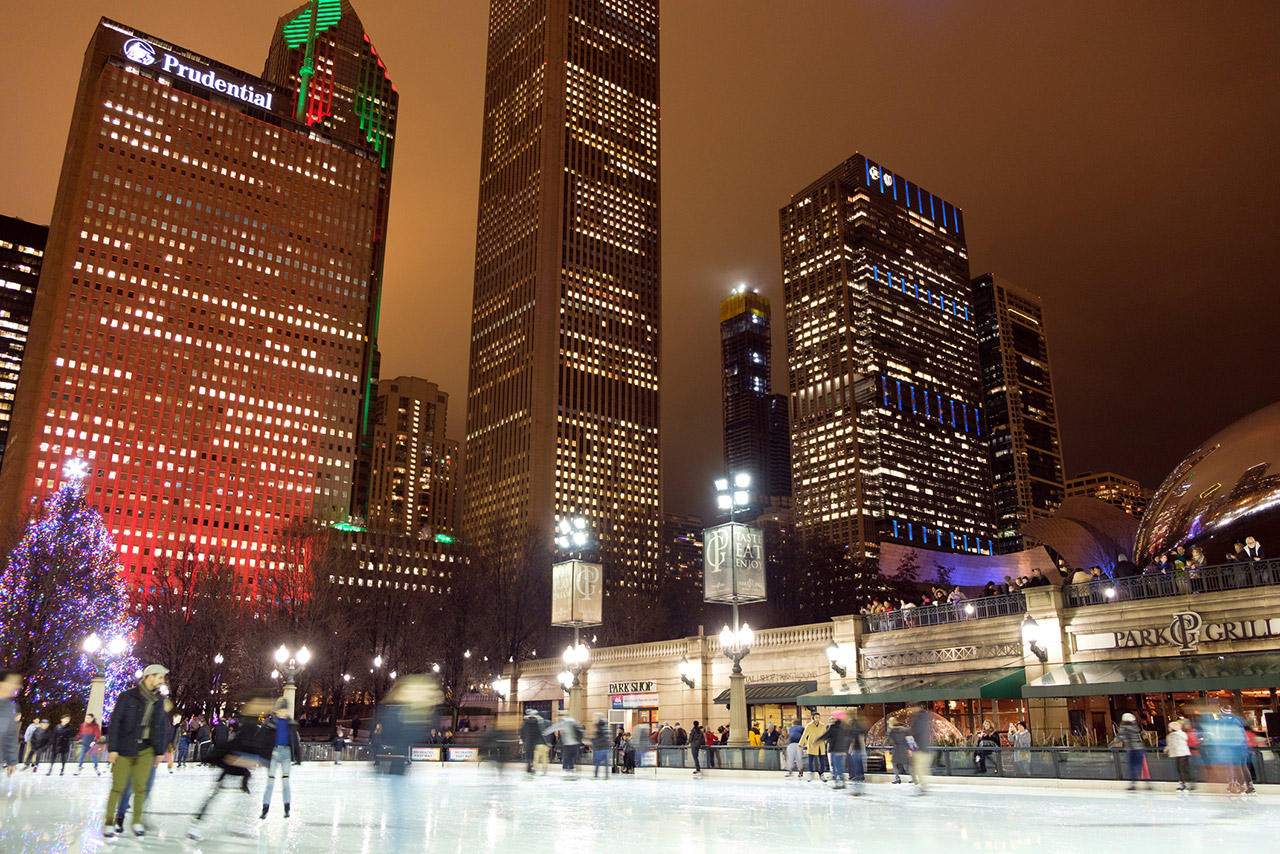 Evening scenery of Chicago downtown skyline in Millennium Park